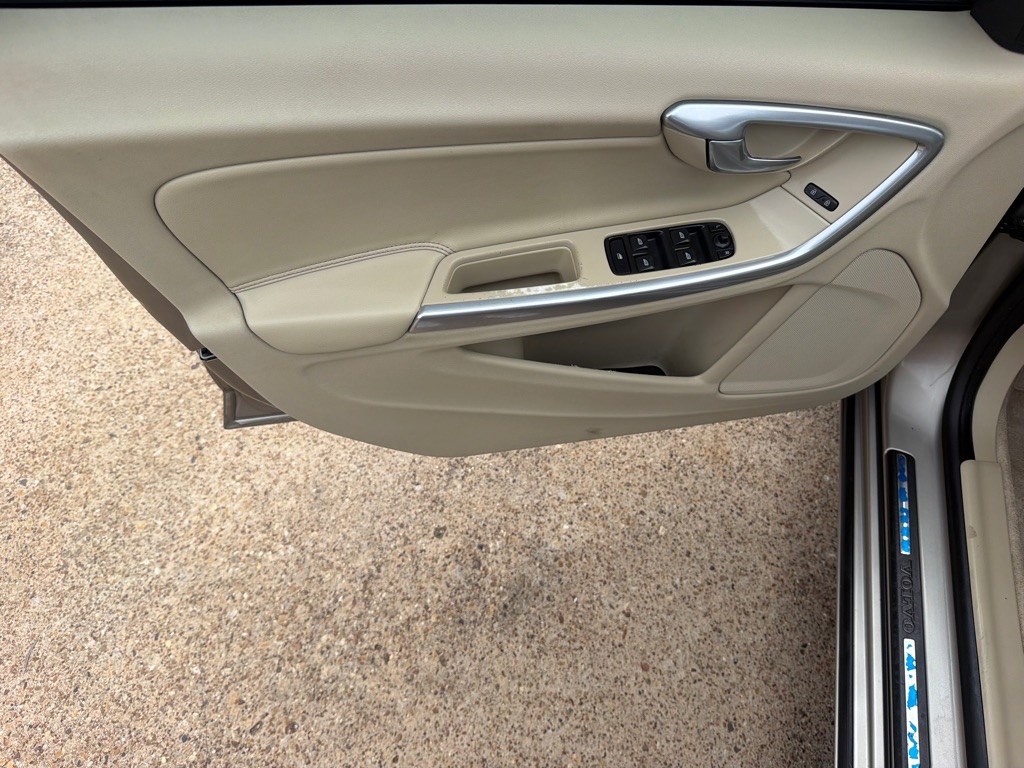 Photo 13 of this VOLVO S60