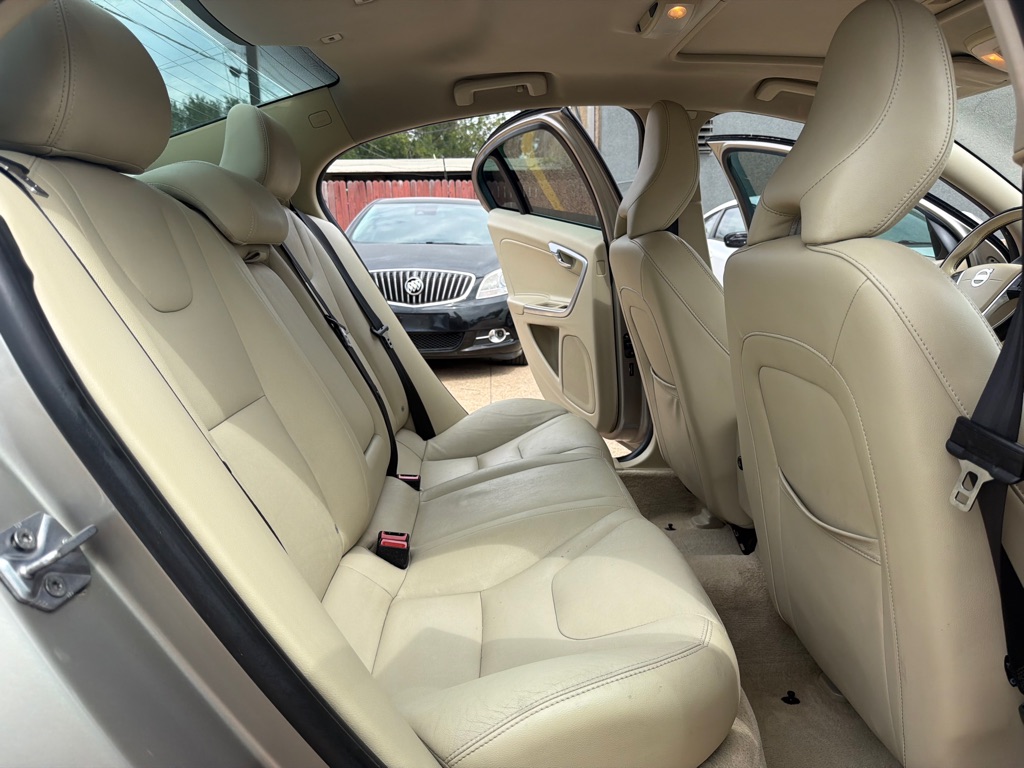 Photo 17 of this VOLVO S60