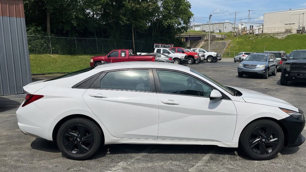 Additional photo of vehicle.