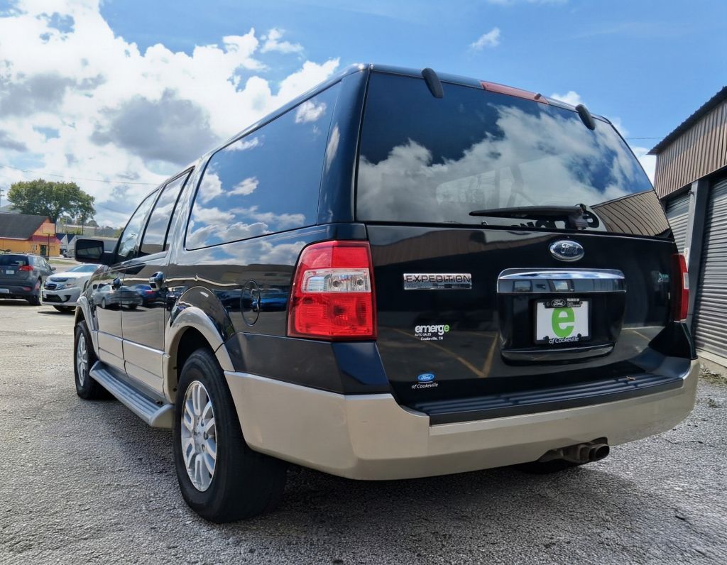 Additional photo of vehicle.