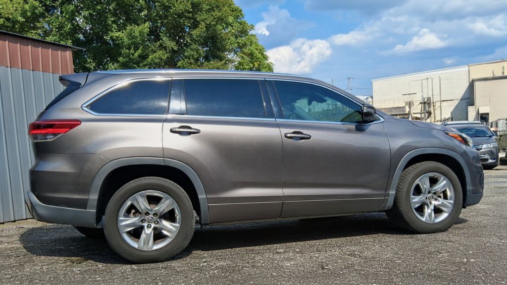 Additional photo of vehicle.