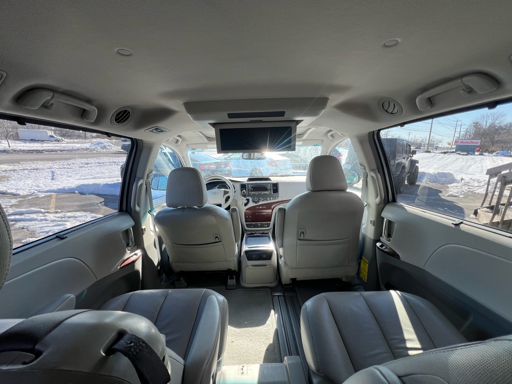 Photo 9 of this TOYOTA SIENNA