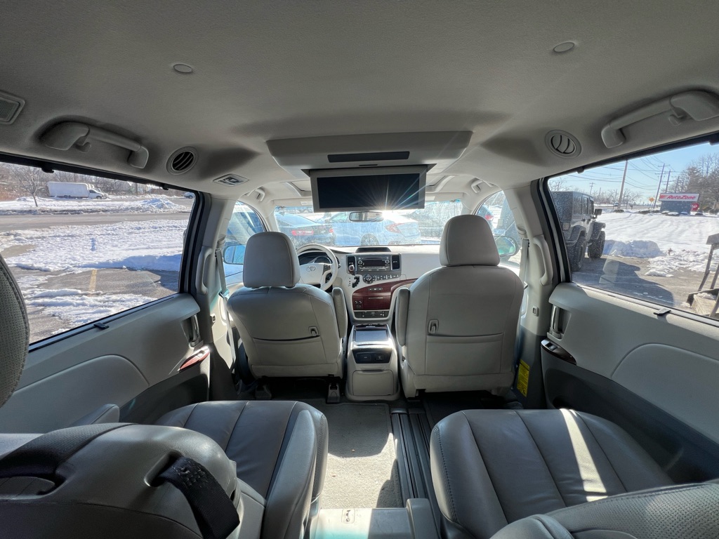 Photo 10 of this TOYOTA SIENNA