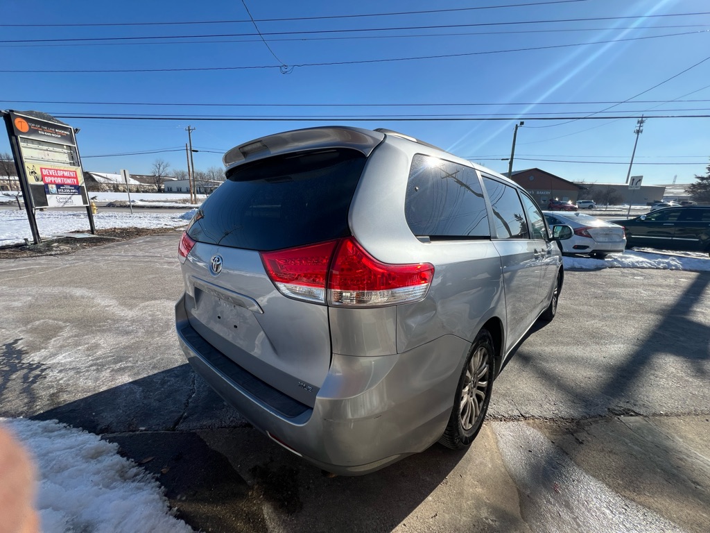 Photo 6 of this TOYOTA SIENNA