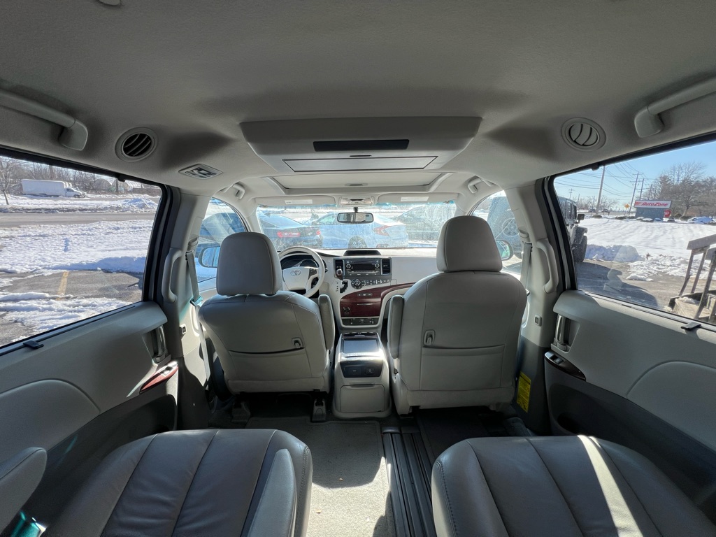 Photo 7 of this TOYOTA SIENNA