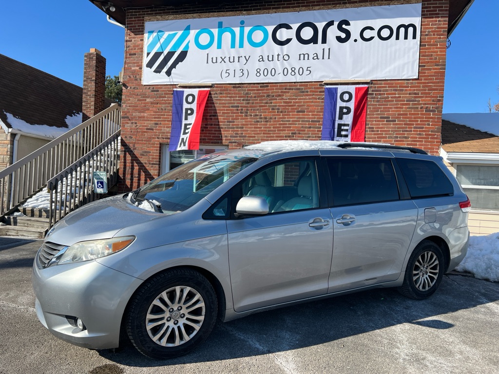 Photo 2 of this TOYOTA SIENNA