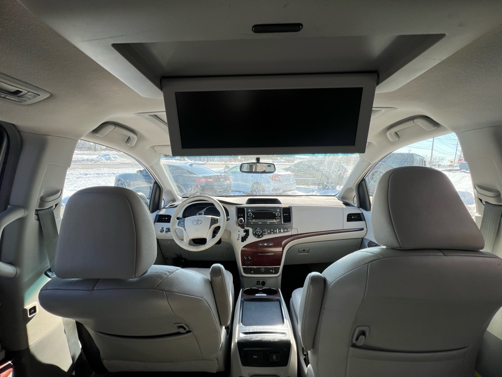Photo 8 of this TOYOTA SIENNA