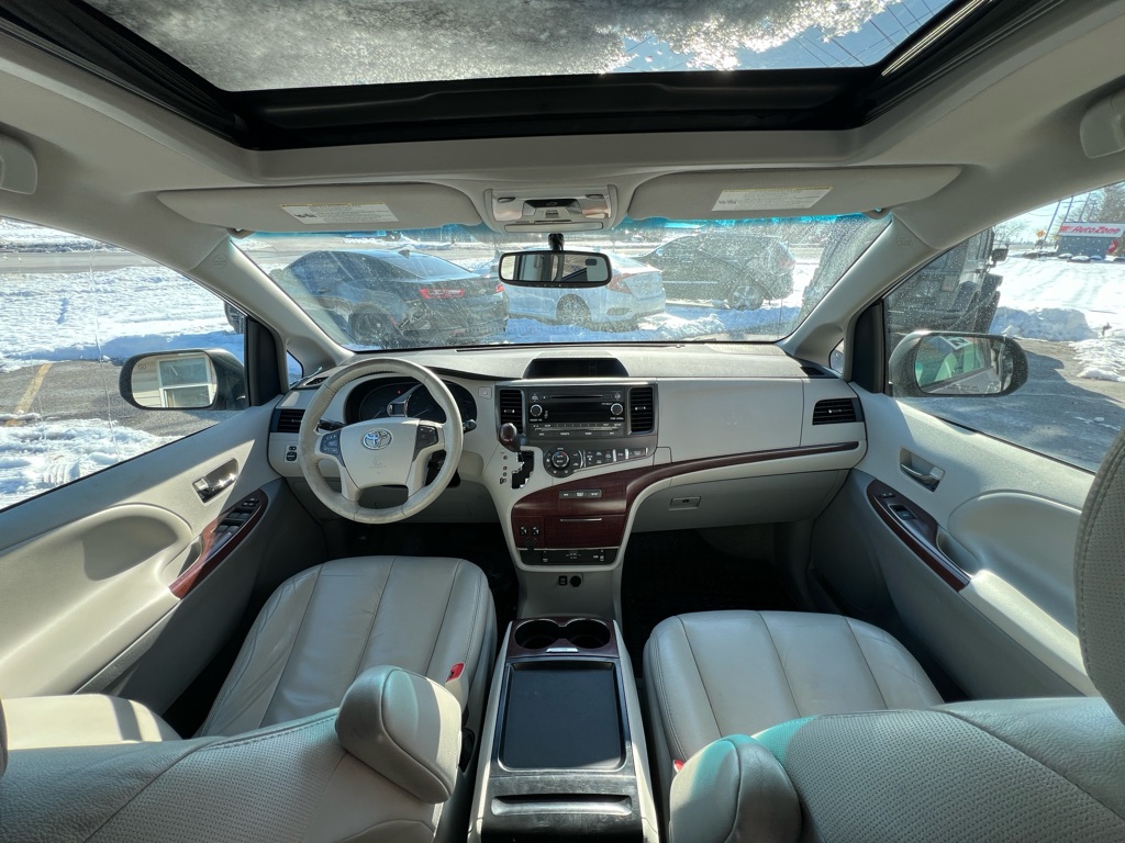 Photo 14 of this TOYOTA SIENNA