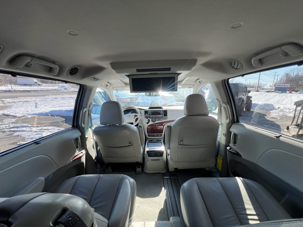 Photo 11 of this TOYOTA SIENNA