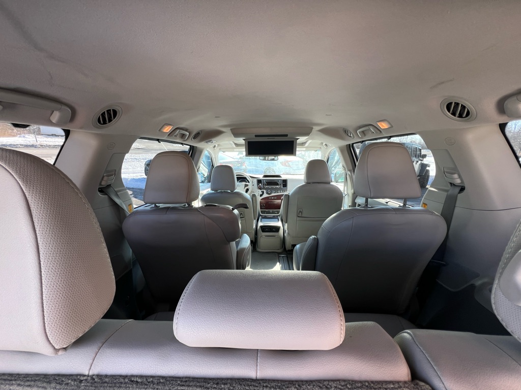 Photo 12 of this TOYOTA SIENNA