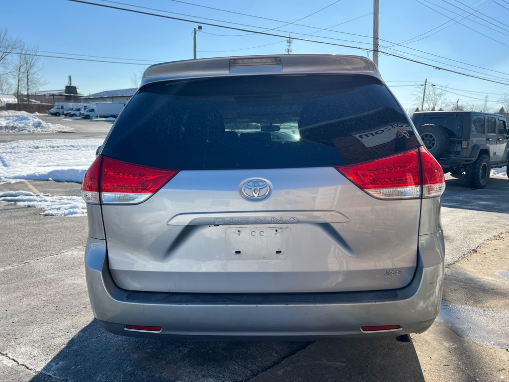 Photo 5 of this TOYOTA SIENNA