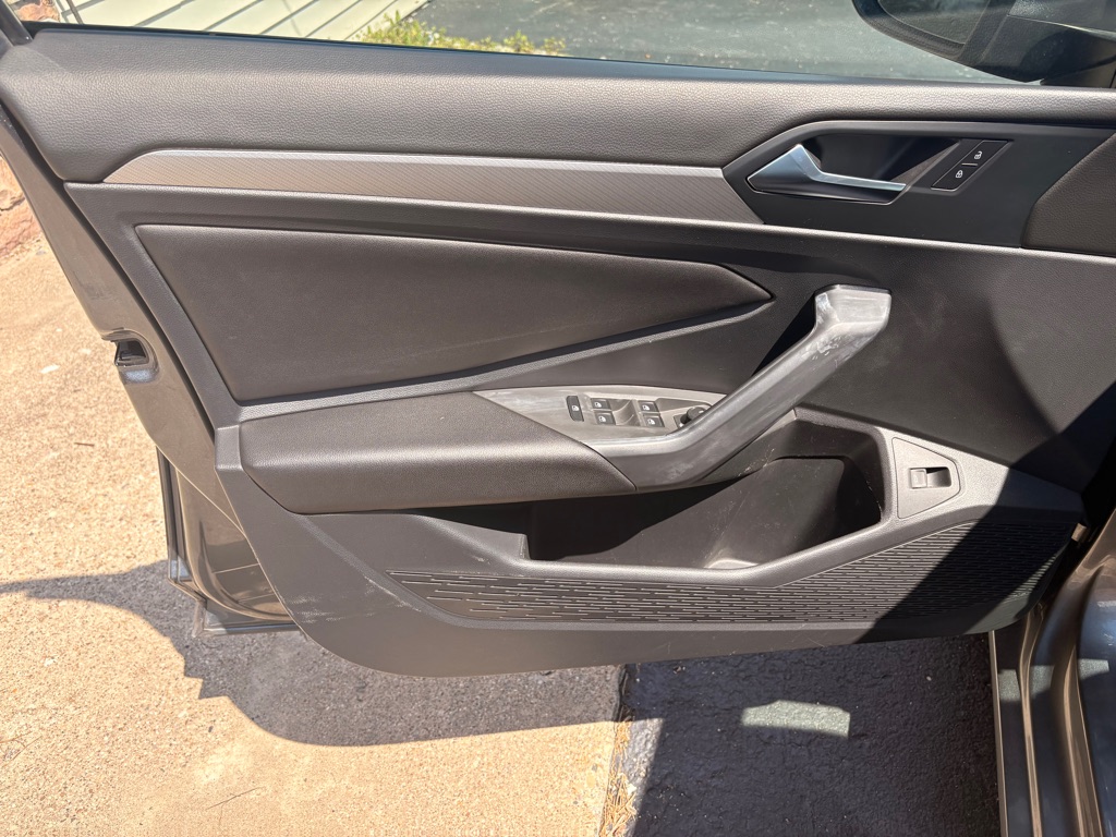 Photo 9 of this VOLKSWAGEN JETTA