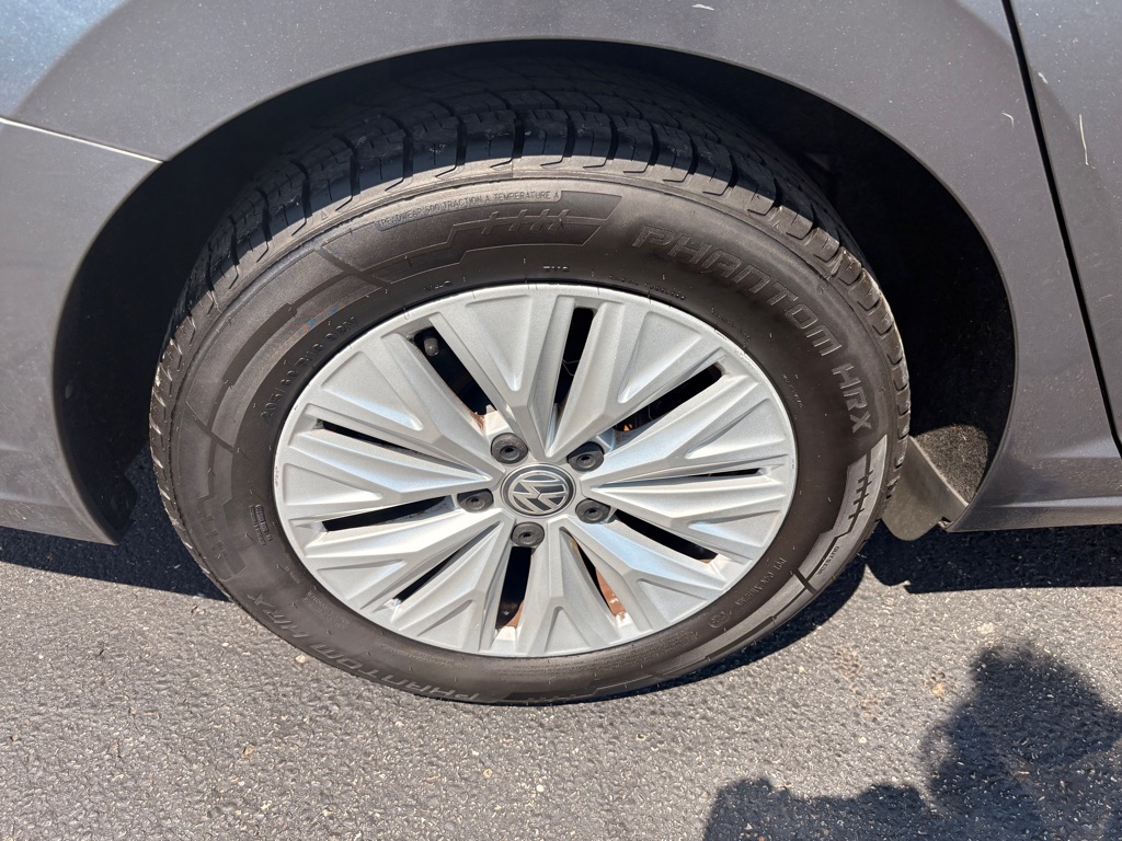 Photo 27 of this VOLKSWAGEN JETTA