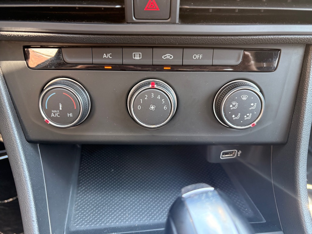 Photo 23 of this VOLKSWAGEN JETTA