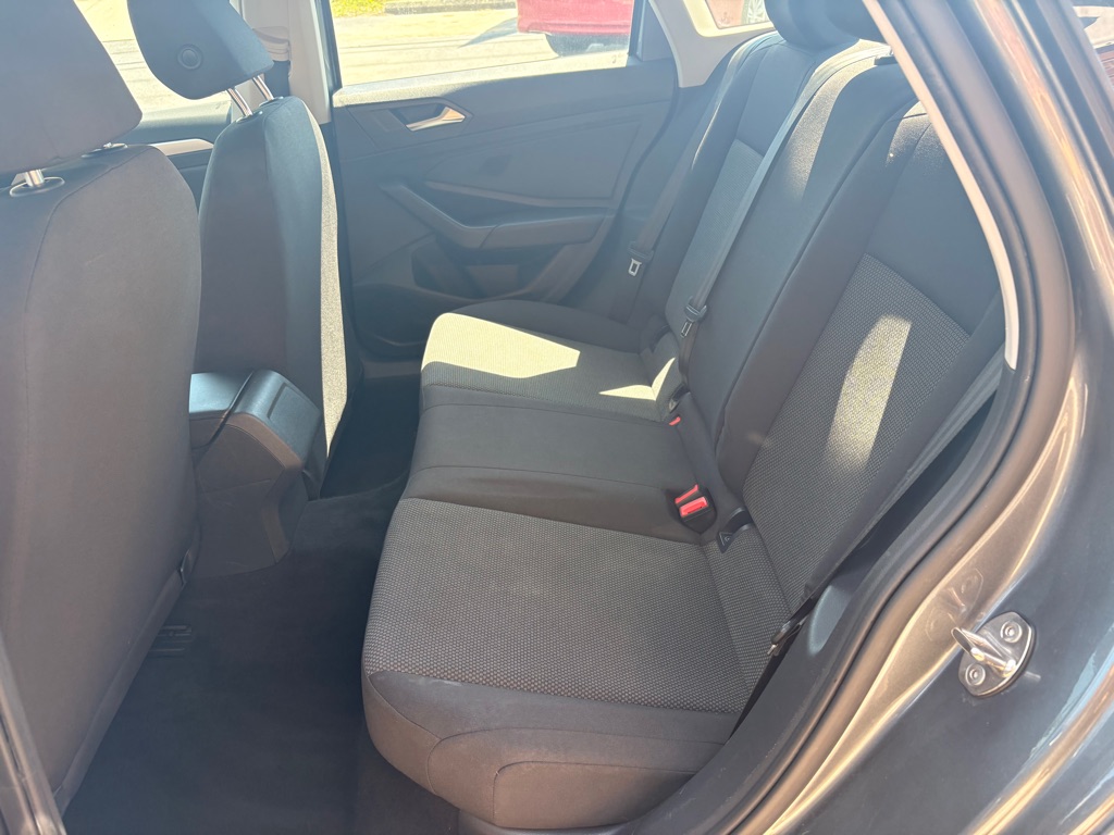 Photo 11 of this VOLKSWAGEN JETTA