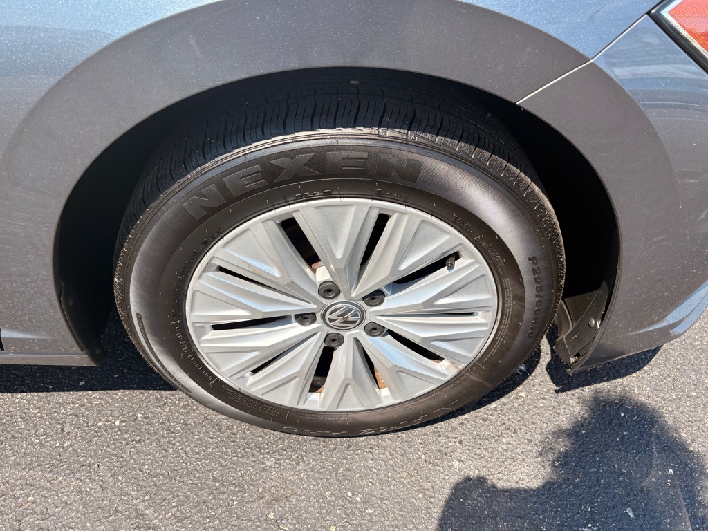Photo 28 of this VOLKSWAGEN JETTA
