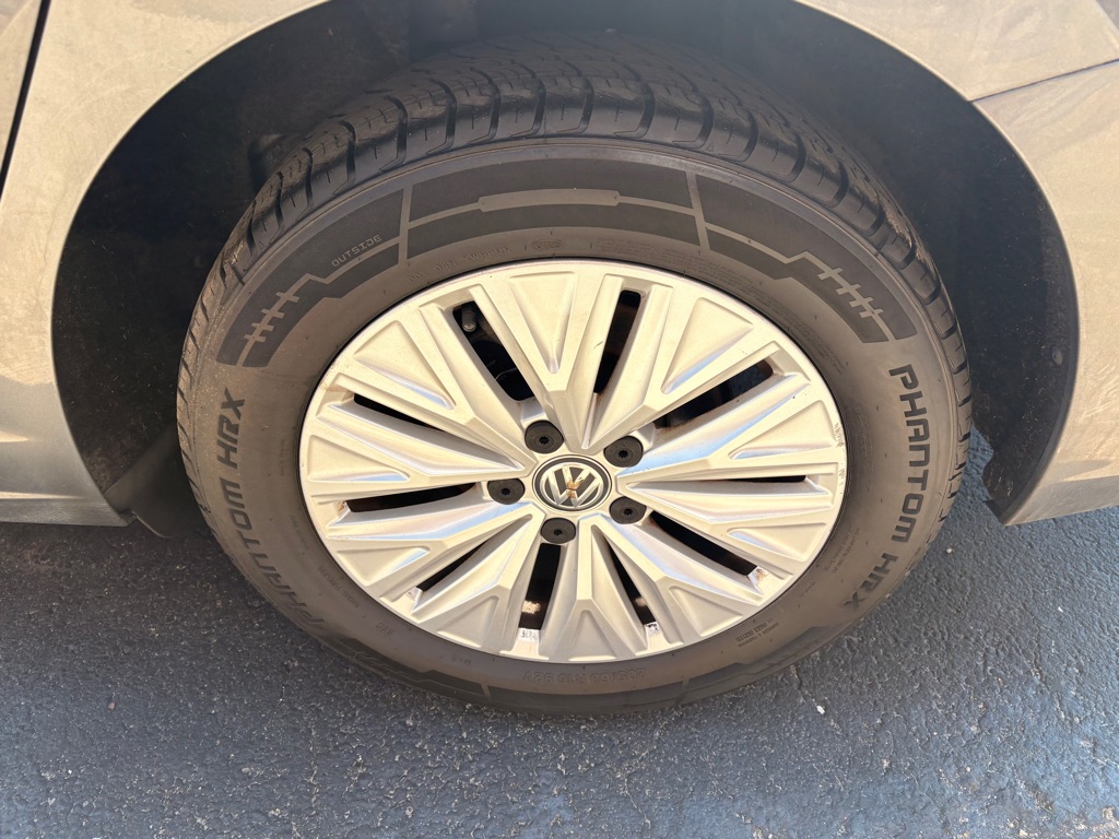 Photo 26 of this VOLKSWAGEN JETTA