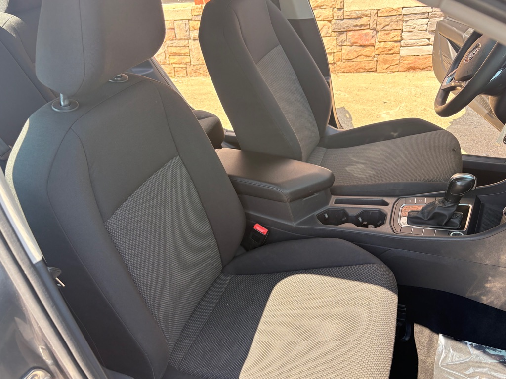 Photo 17 of this VOLKSWAGEN JETTA