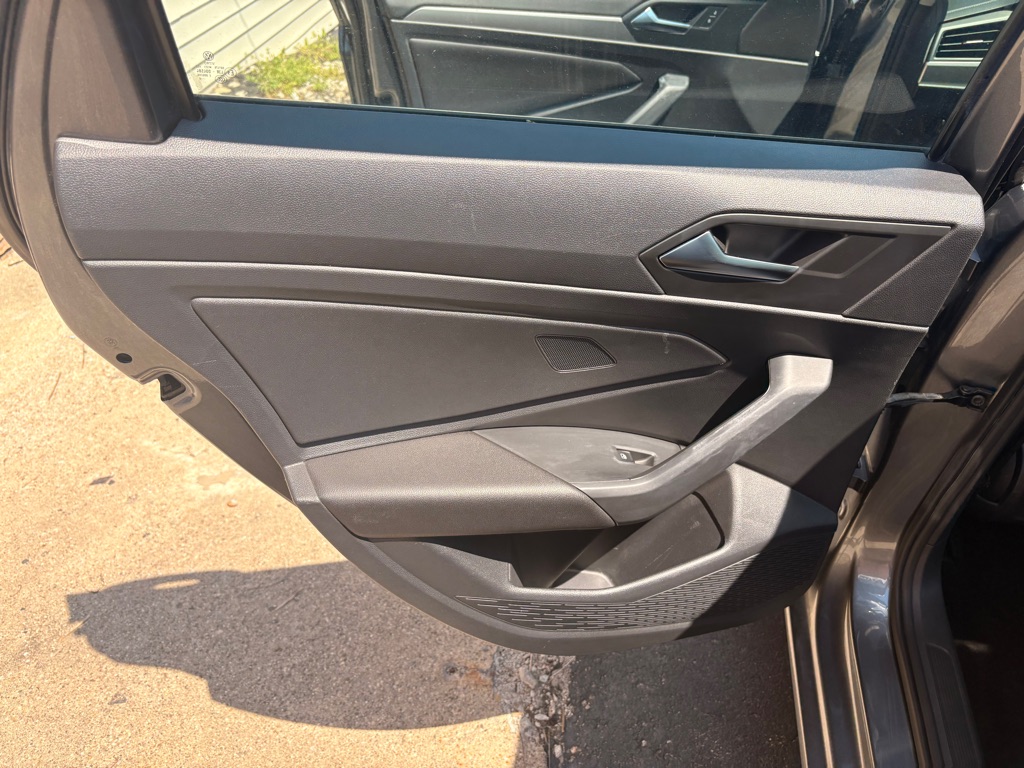 Photo 12 of this VOLKSWAGEN JETTA