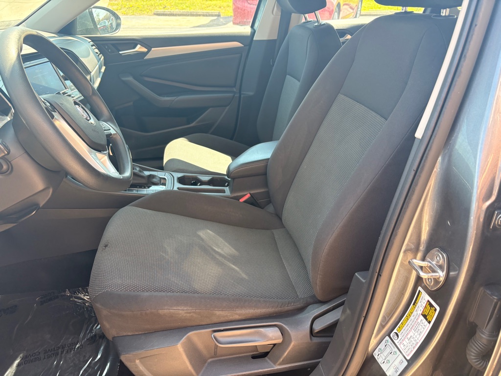 Photo 8 of this VOLKSWAGEN JETTA