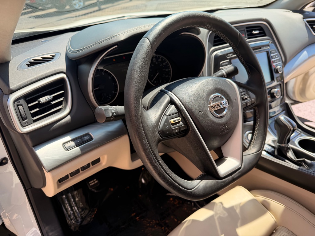 Photo 8 of this NISSAN MAXIMA