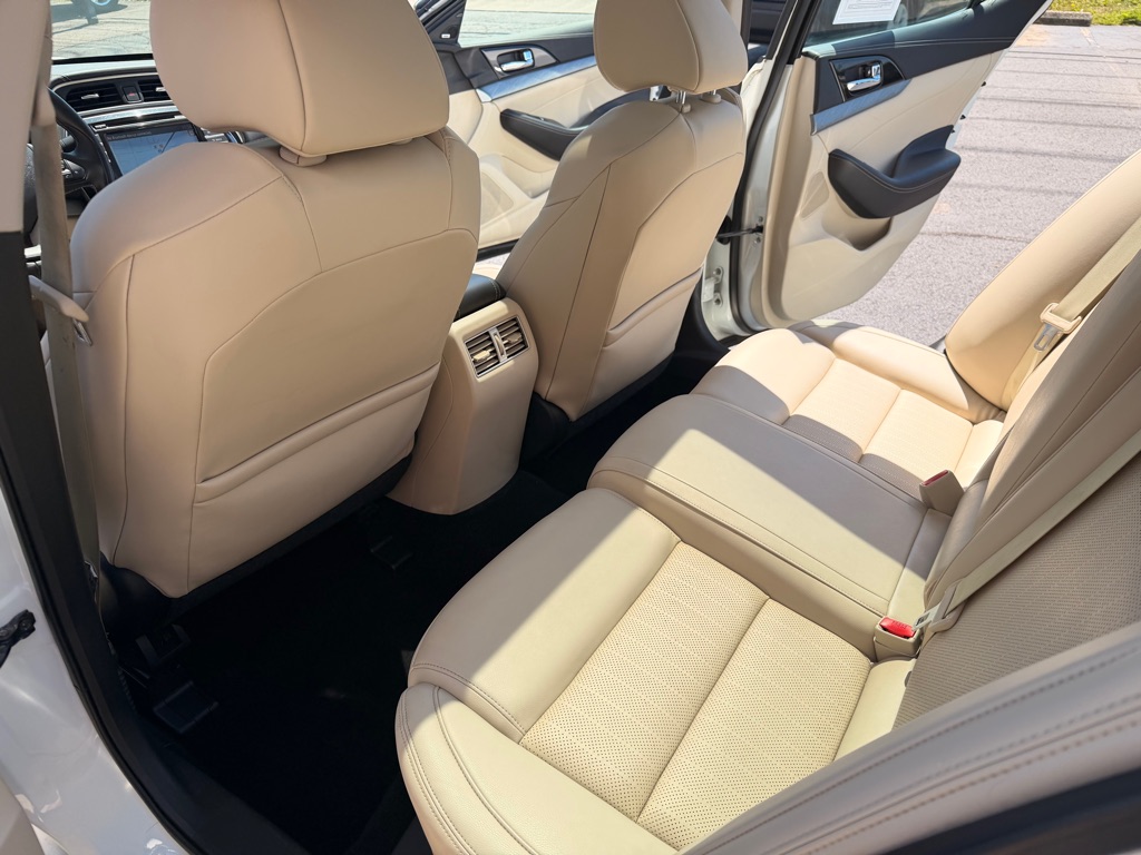 Photo 12 of this NISSAN MAXIMA