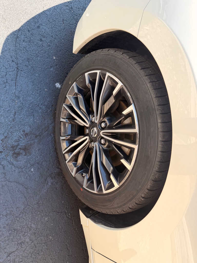 Photo 33 of this NISSAN MAXIMA
