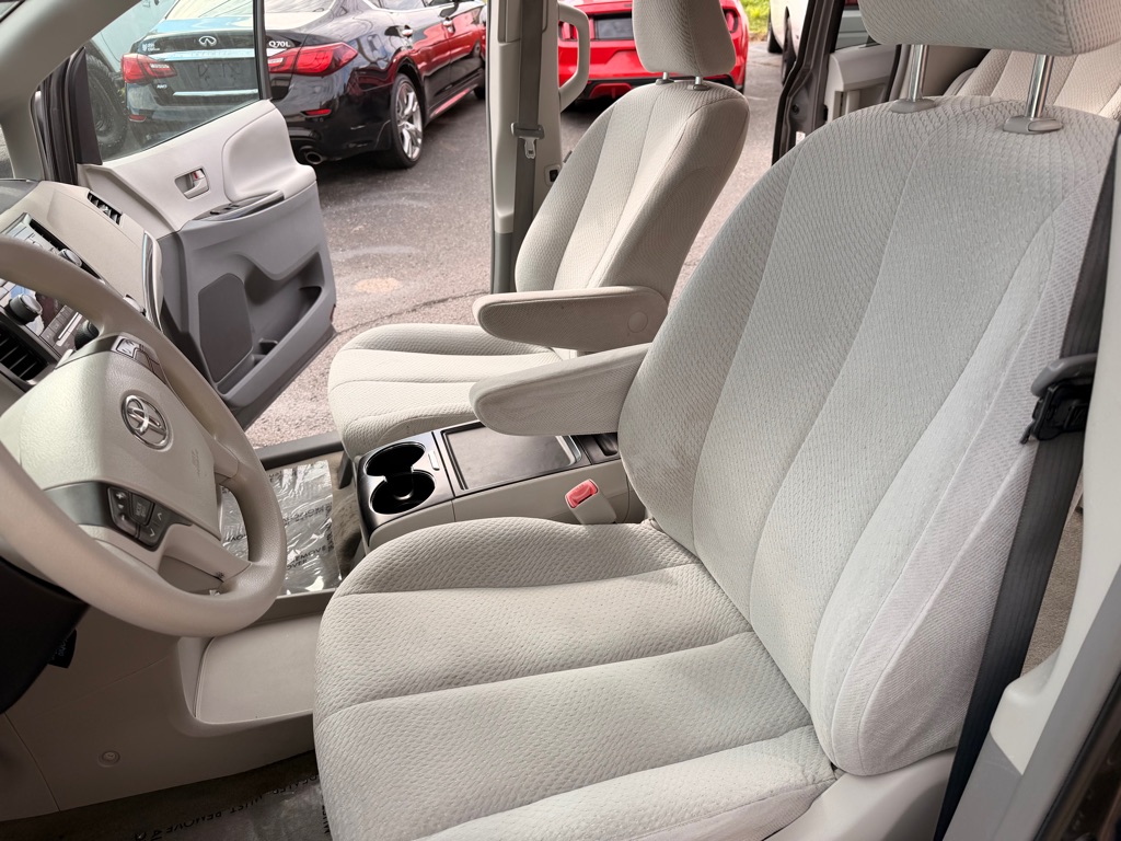 Photo 10 of this TOYOTA SIENNA