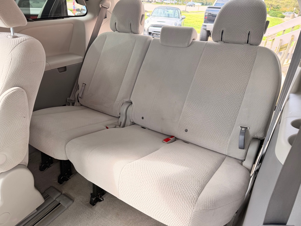 Photo 13 of this TOYOTA SIENNA