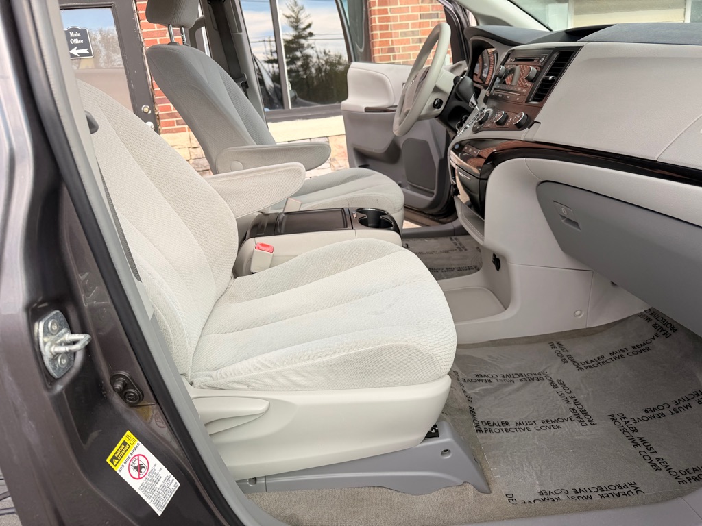 Photo 19 of this TOYOTA SIENNA