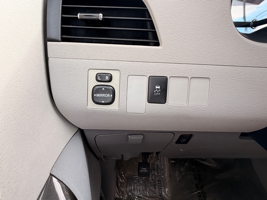 Photo 25 of this TOYOTA SIENNA