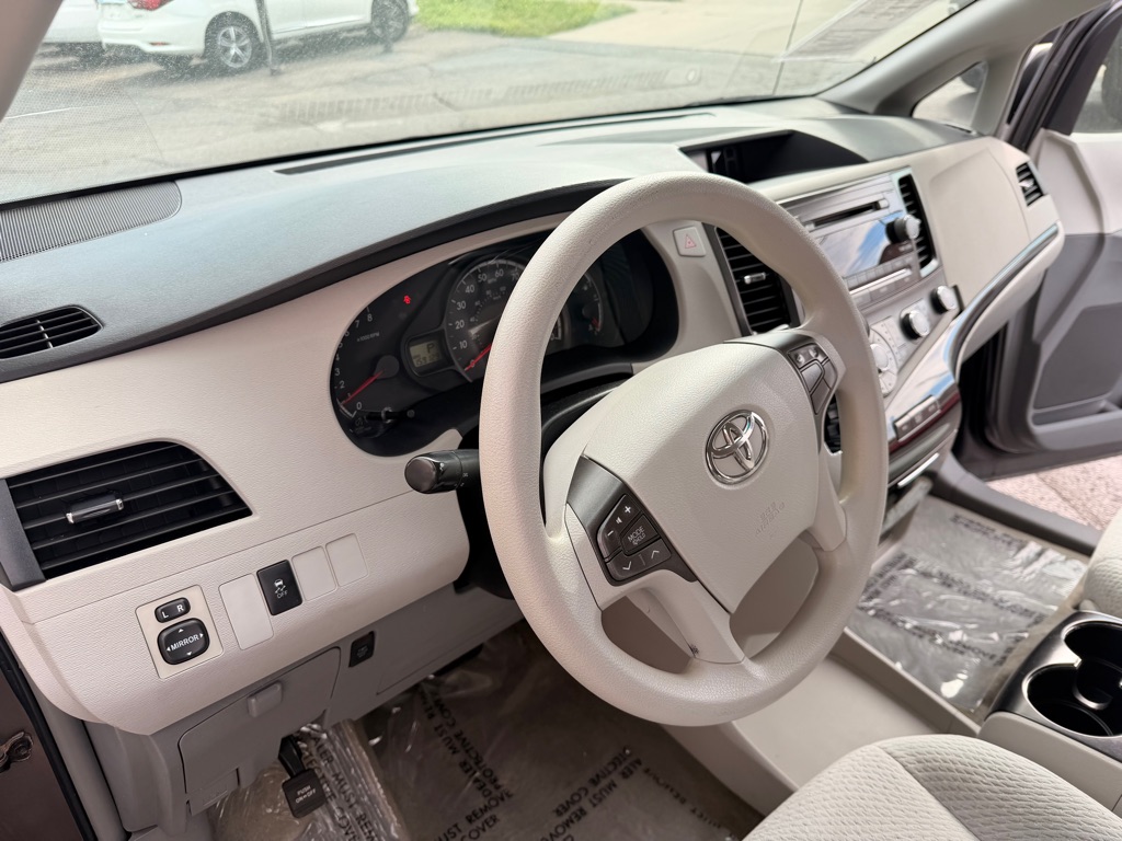 Photo 8 of this TOYOTA SIENNA