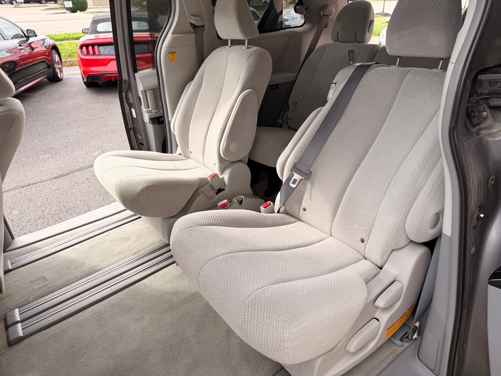 Photo 12 of this TOYOTA SIENNA