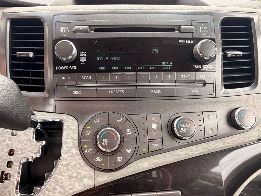 Photo 26 of this TOYOTA SIENNA