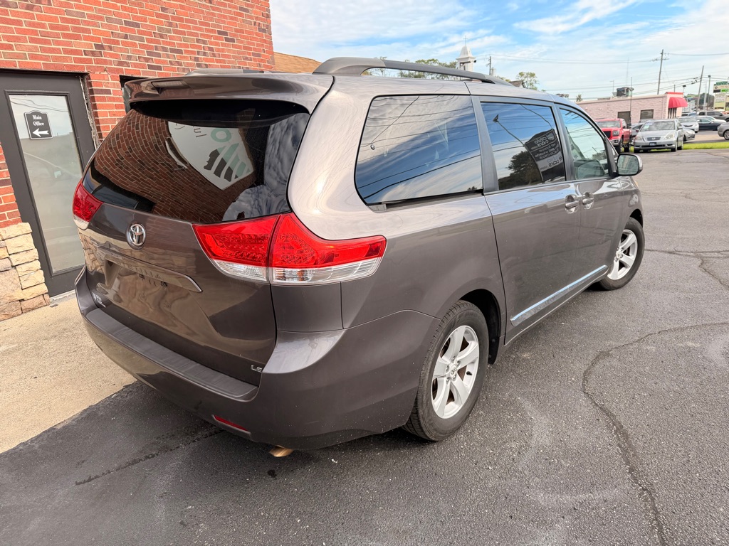 Photo 7 of this TOYOTA SIENNA