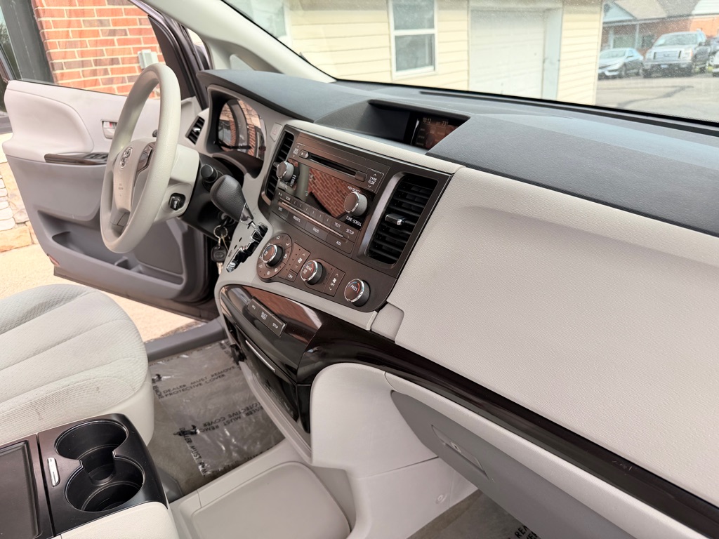 Photo 18 of this TOYOTA SIENNA