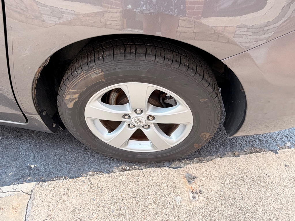 Photo 32 of this TOYOTA SIENNA