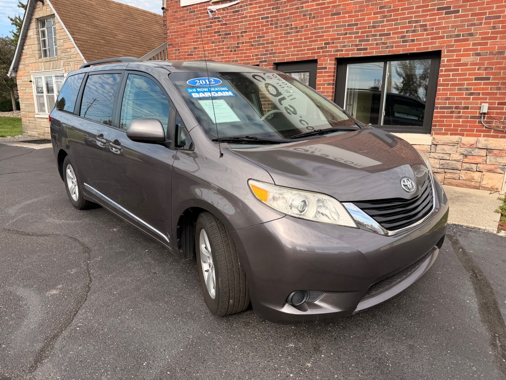 Photo 2 of this TOYOTA SIENNA
