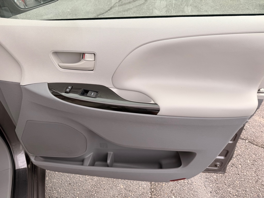 Photo 21 of this TOYOTA SIENNA