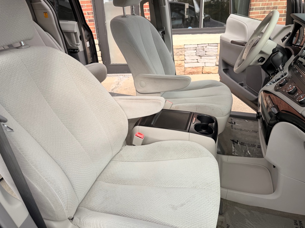 Photo 20 of this TOYOTA SIENNA