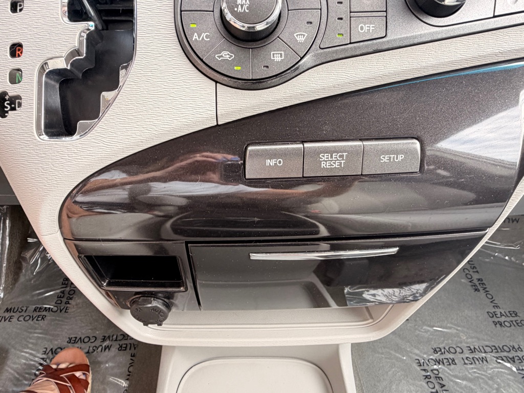 Photo 27 of this TOYOTA SIENNA
