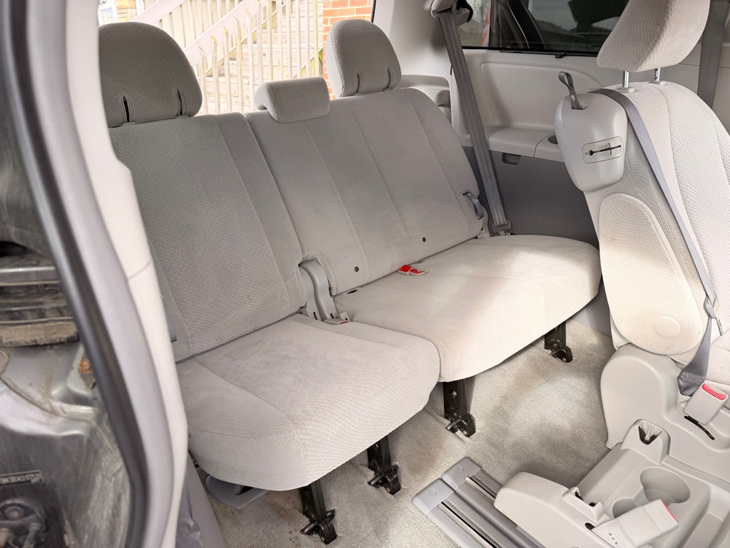 Photo 16 of this TOYOTA SIENNA