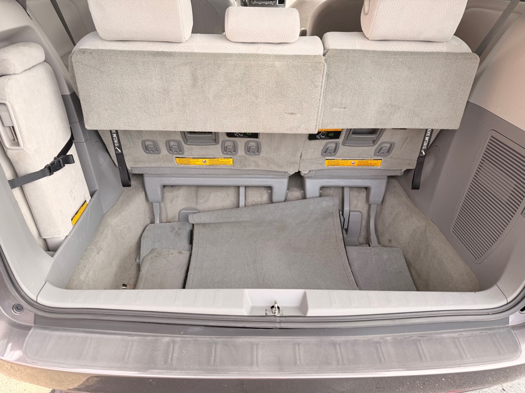 Photo 14 of this TOYOTA SIENNA