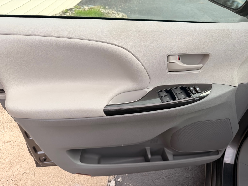 Photo 11 of this TOYOTA SIENNA