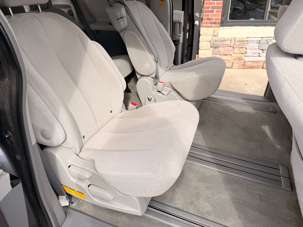 Photo 15 of this TOYOTA SIENNA