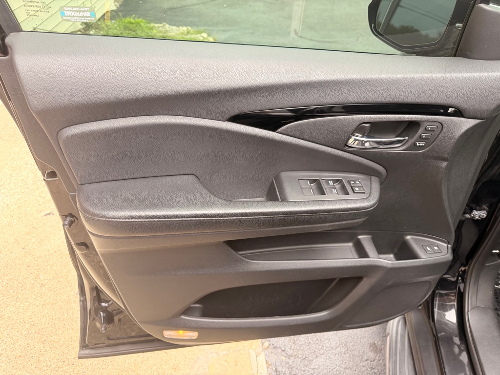 Photo 11 of this HONDA PILOT