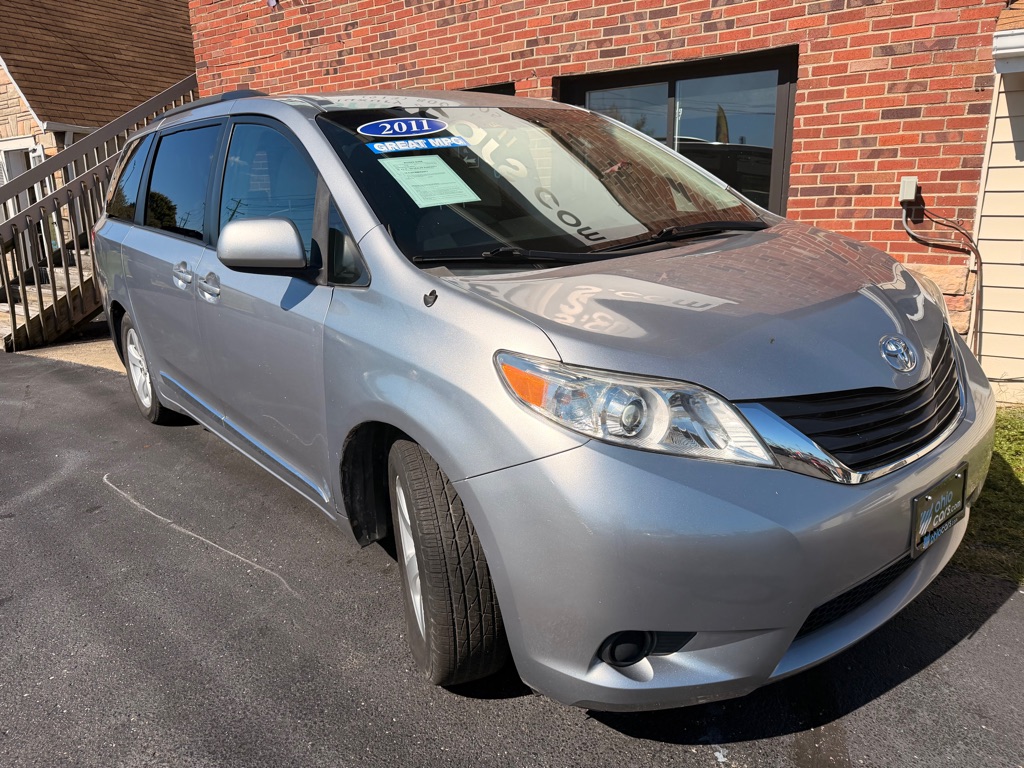 Photo 2 of this TOYOTA SIENNA