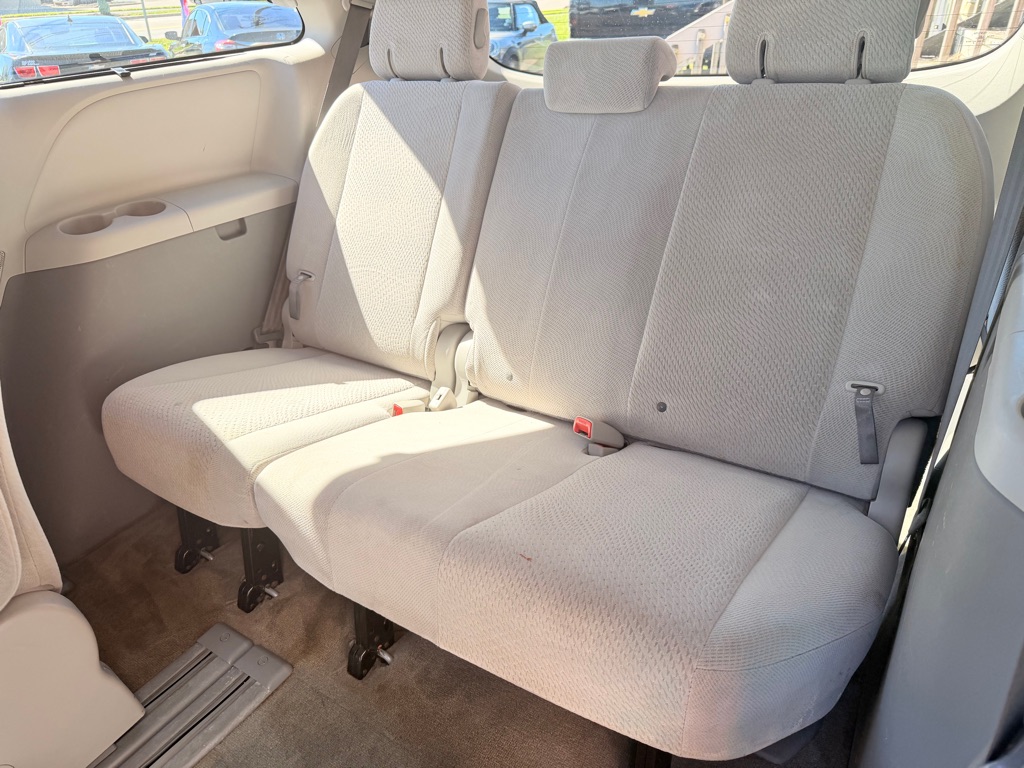 Photo 13 of this TOYOTA SIENNA