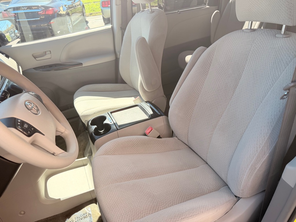 Photo 10 of this TOYOTA SIENNA