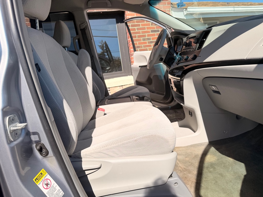 Photo 18 of this TOYOTA SIENNA